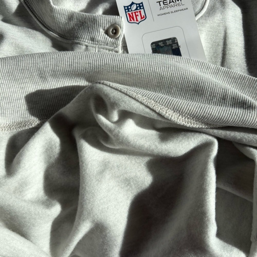 NFL TEAM APPAREL Women’s Drop Shoulder Sleep Henley Gray w/Chicago Bears Logo - Picture 7 of 10